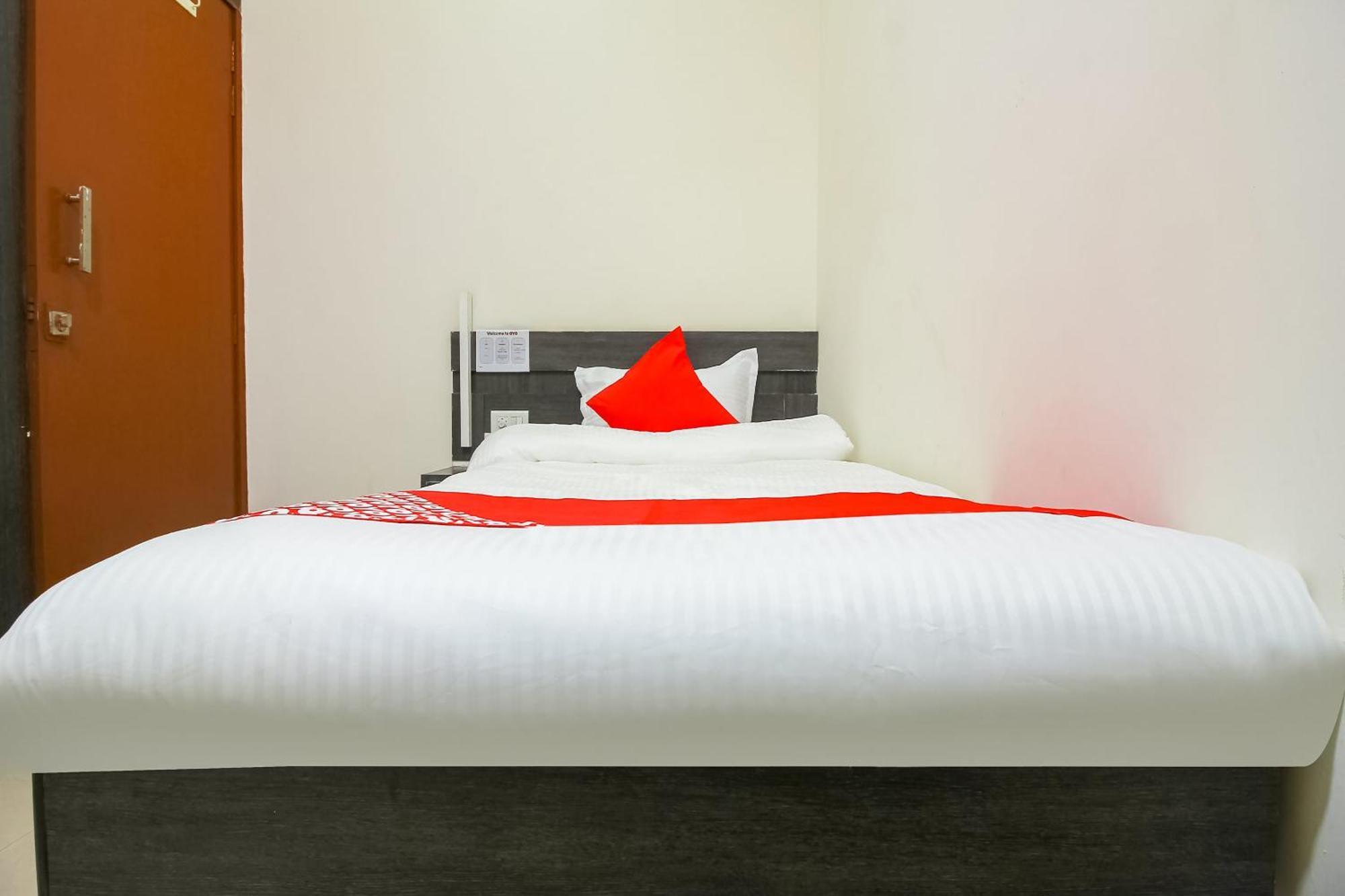 Dhule Hotel O Unique Inn מראה חיצוני תמונה