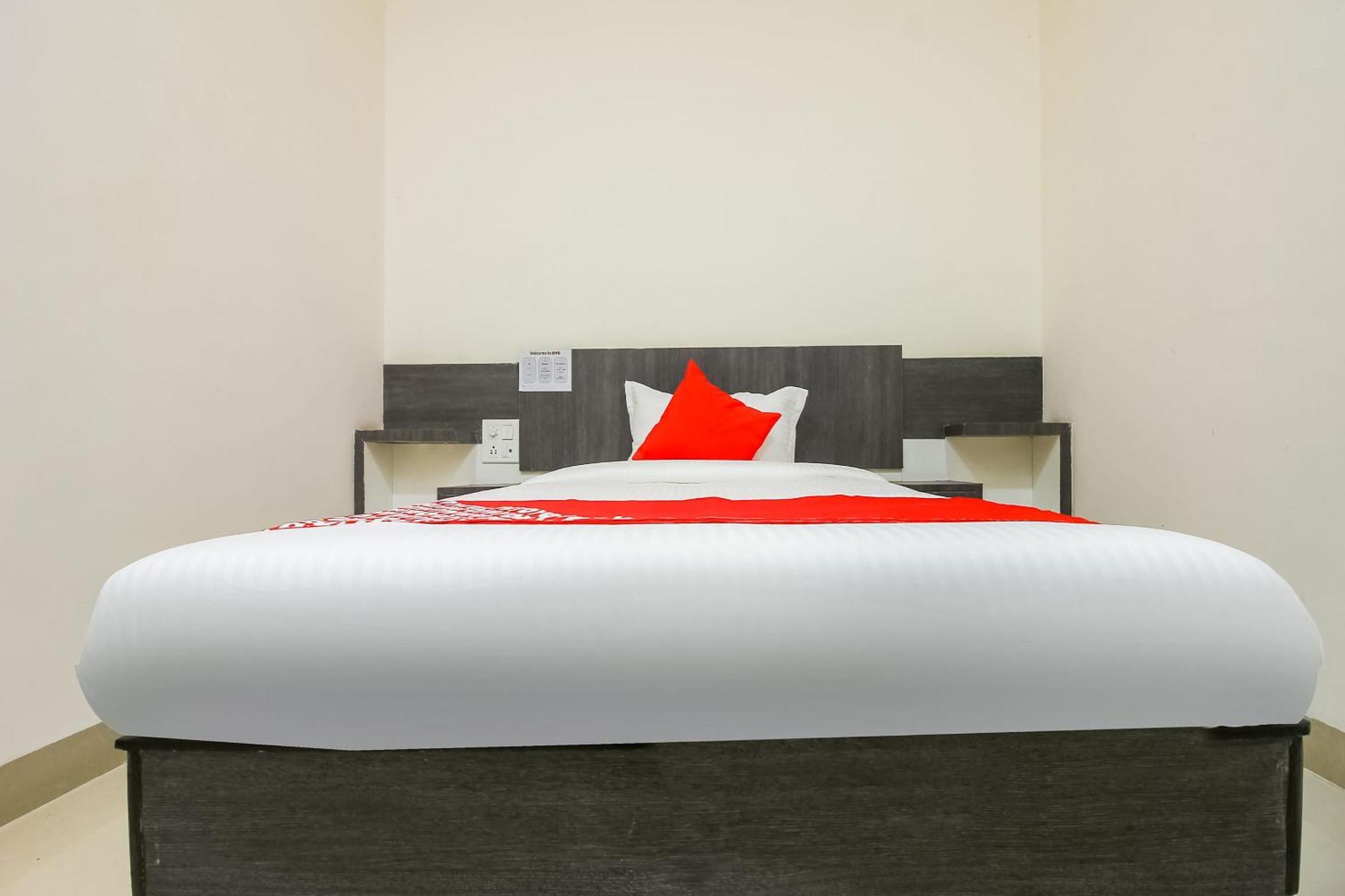 Dhule Hotel O Unique Inn מראה חיצוני תמונה