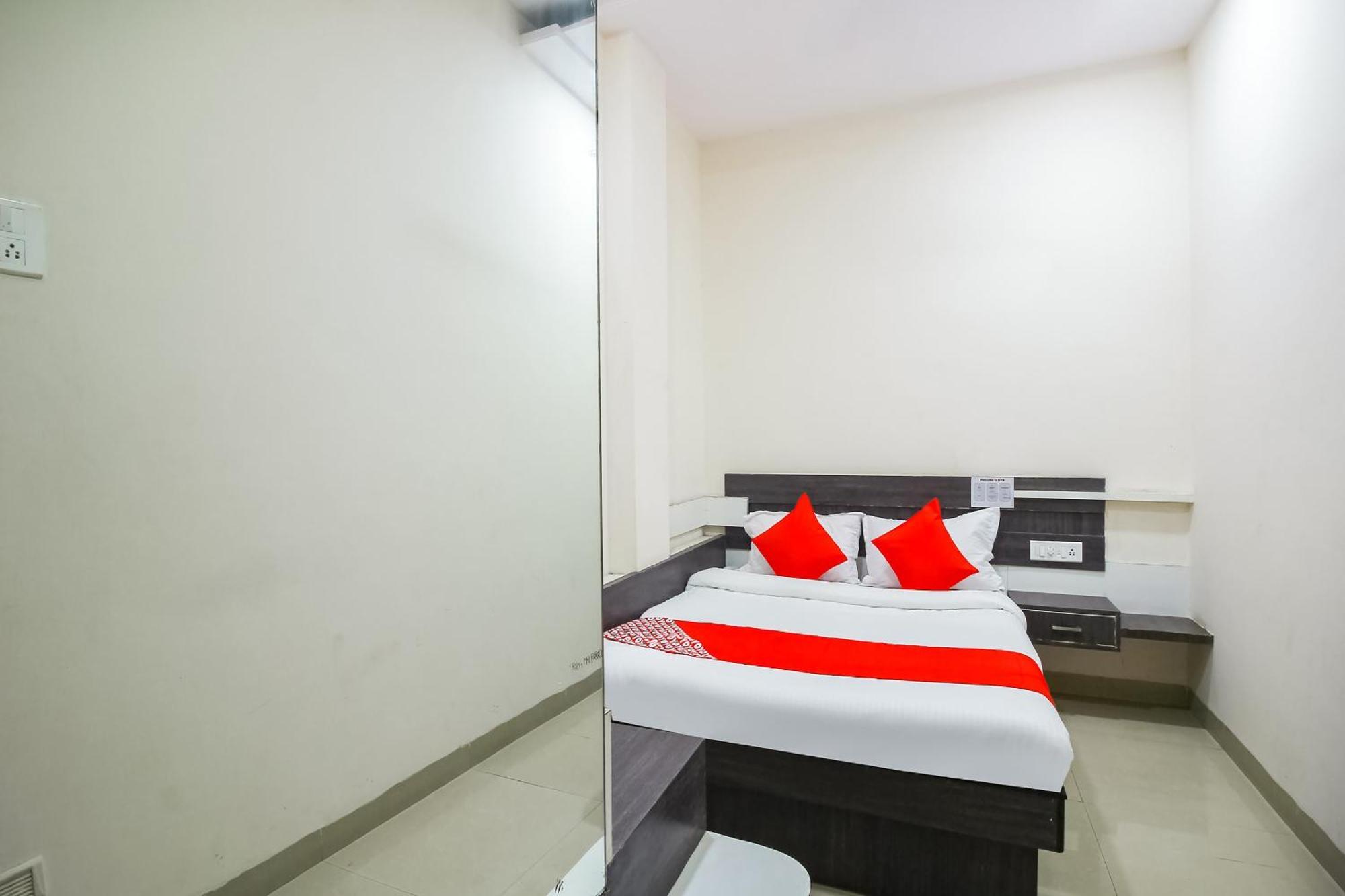 Dhule Hotel O Unique Inn מראה חיצוני תמונה