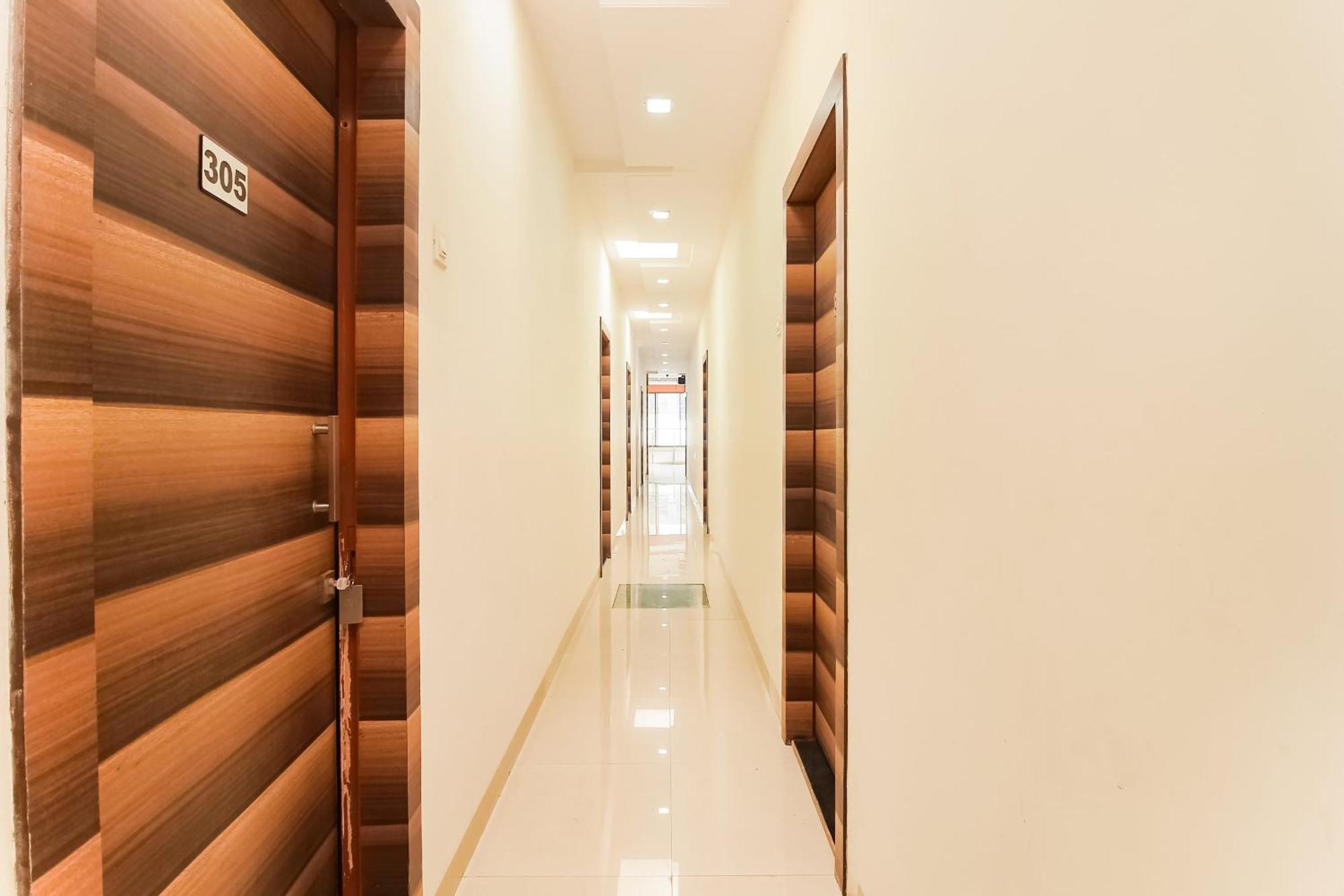 Dhule Hotel O Unique Inn מראה חיצוני תמונה