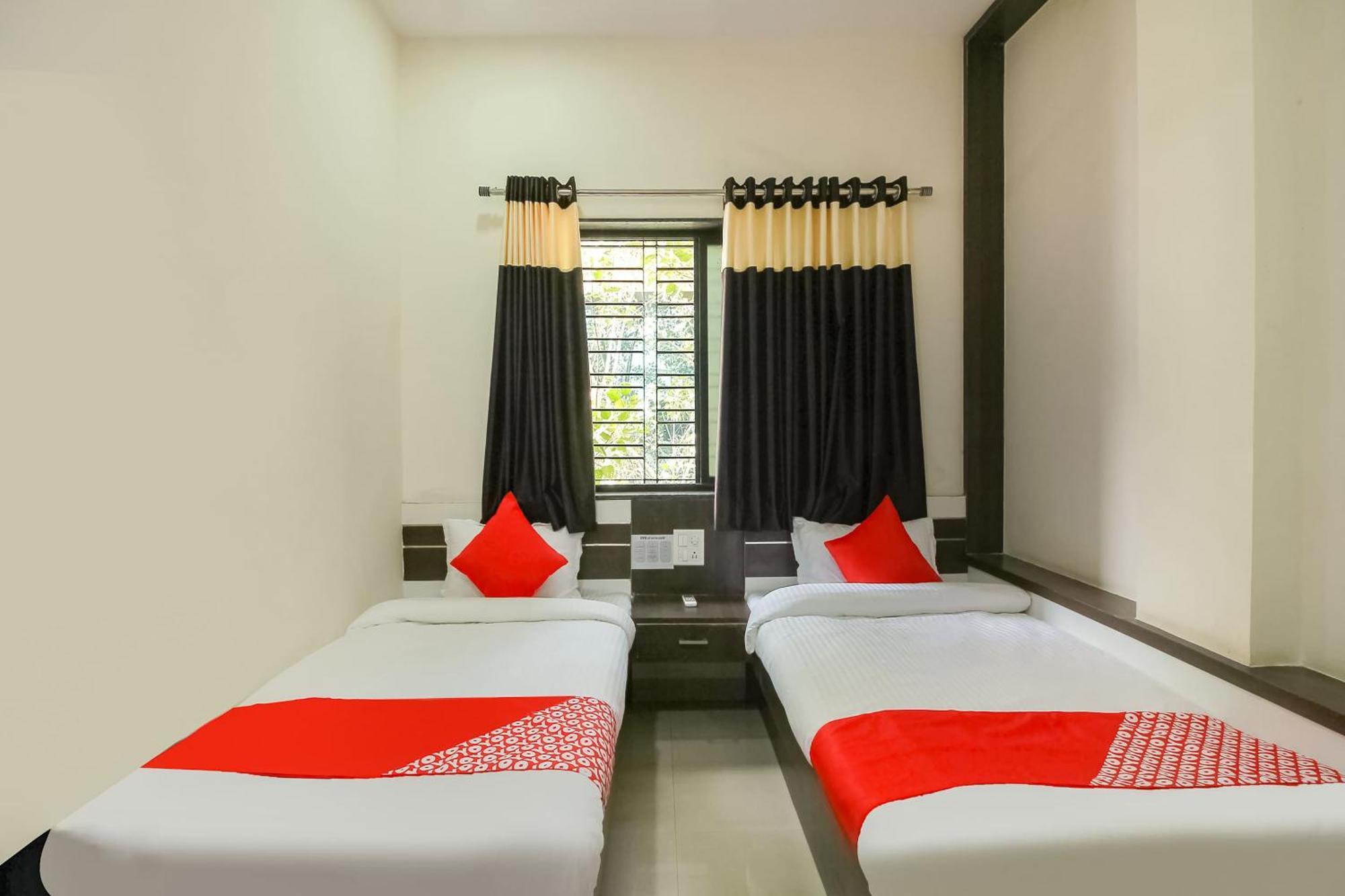 Dhule Hotel O Unique Inn מראה חיצוני תמונה