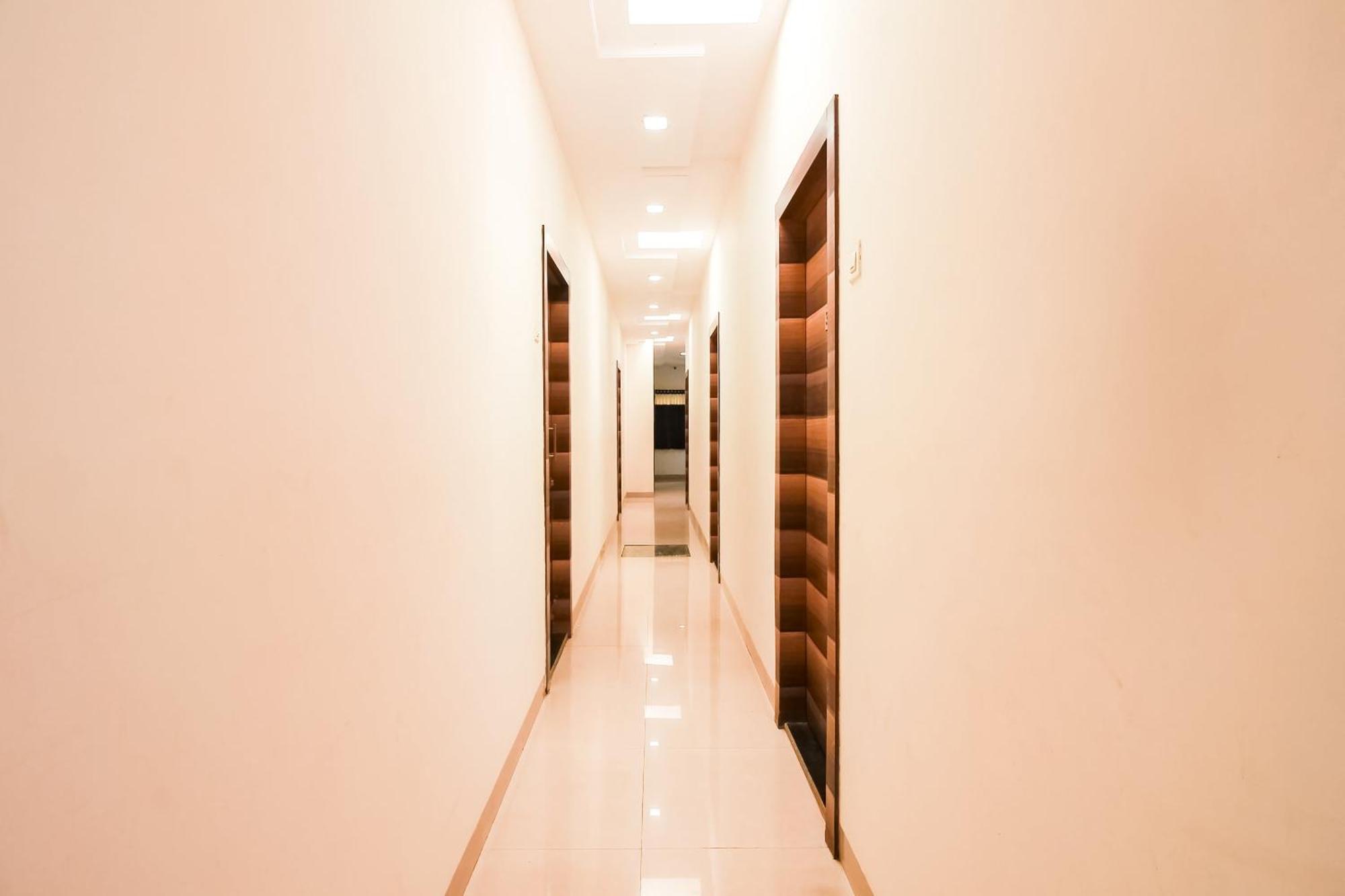 Dhule Hotel O Unique Inn מראה חיצוני תמונה