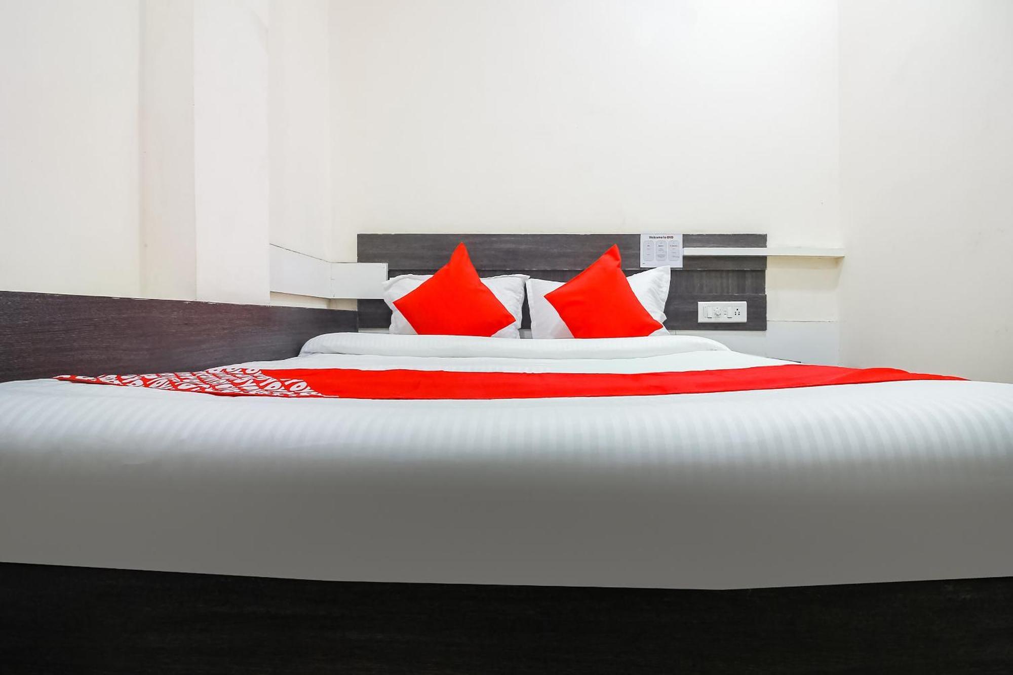 Dhule Hotel O Unique Inn מראה חיצוני תמונה