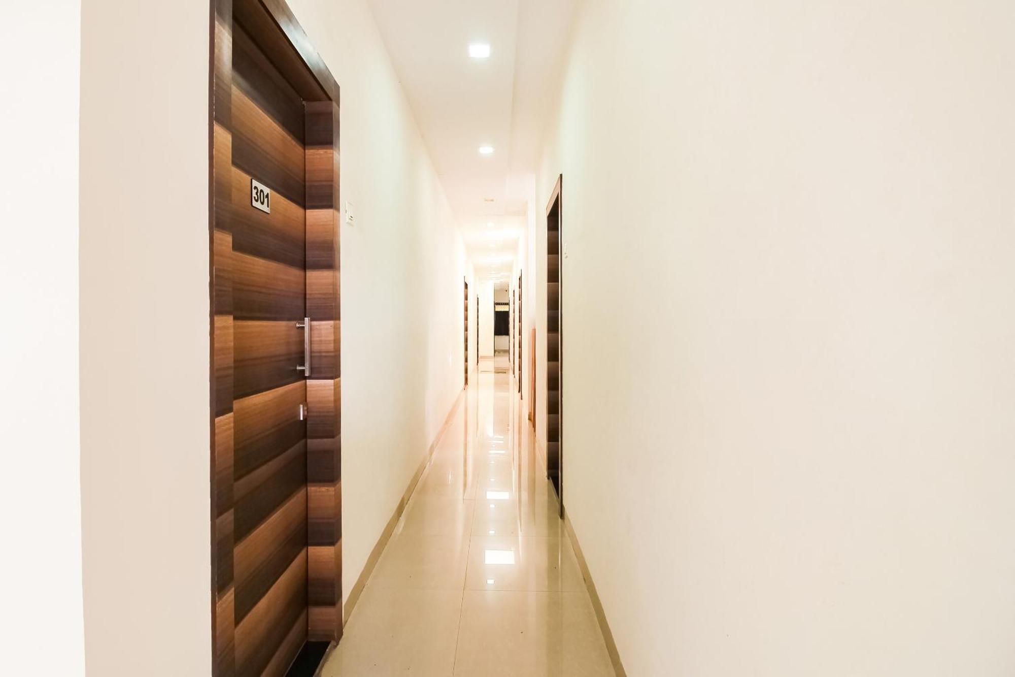 Dhule Hotel O Unique Inn מראה חיצוני תמונה