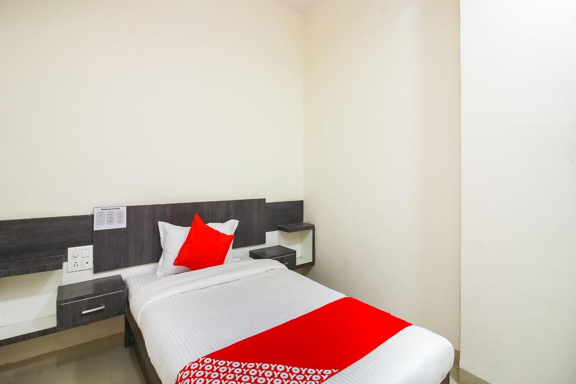 Dhule Hotel O Unique Inn מראה חיצוני תמונה